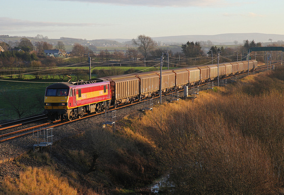 90028 heads past Elmsfield with 6S02 Warrington to Shieldmuir extra xmas mail.