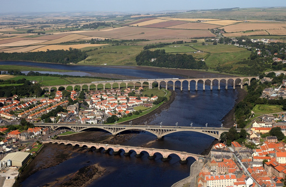 A southbound 91 heads over the Border bridge at Berwick upon Tweed on 4.9.12