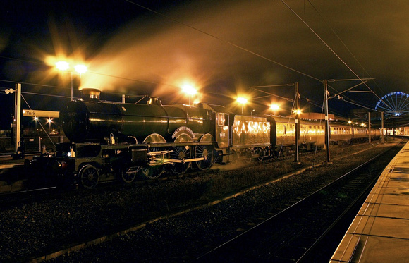5043 waits to depart York on 17.12.11 with Vintage trains Christmas White Rose tour back to Tyseley.