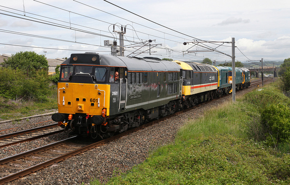 31601 hauls 47643, 20020, 26038 & 37025 past Carnforth on 29.6.15 with its Bo ness to Bury move for the East Lancs Diesel gala this weekend.