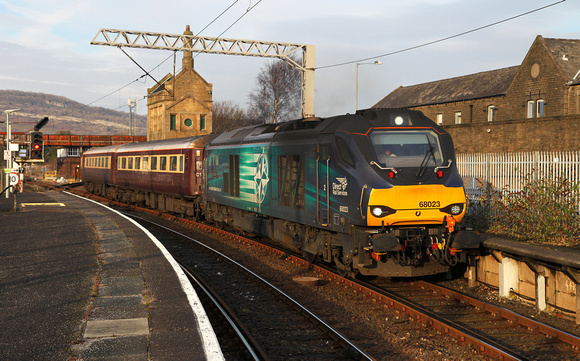 68023 arrives into Carnforth with a York to Leeds Northern Belle on 16.12.16. 68016 was on the rear.