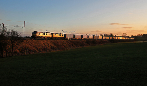 90047 & 90046 head past Woodhouse with 4S44 on 8.1.18 as the sun starts to set.