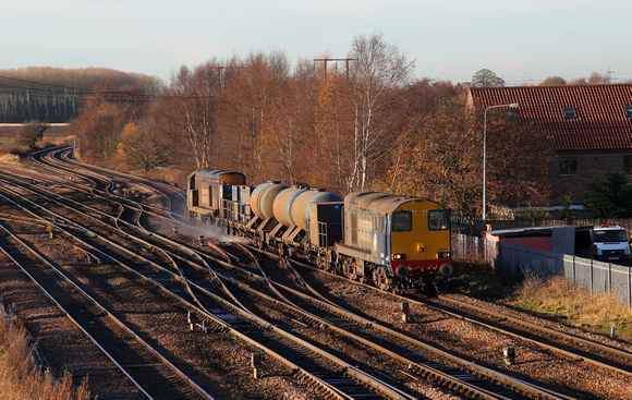 20302 & 20305 pass Hatfield & Stainforth on 23.11.12 with 3S13 Wakefield to Grimsby RHTT.