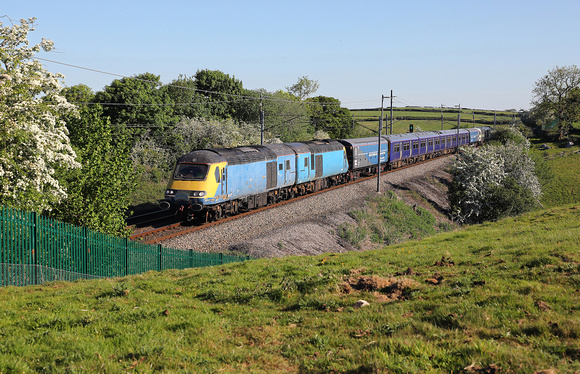 43423 & 43467 pass Yealand on 13.5.25 with 5Q88 05.01 Eastriggs  to Long Marston conveying  769959.