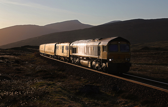 66739 & 73969 approach Corrour on 30.5.23 with the 19.50 Fort William to Edinburgh Caledonian Sleeper.