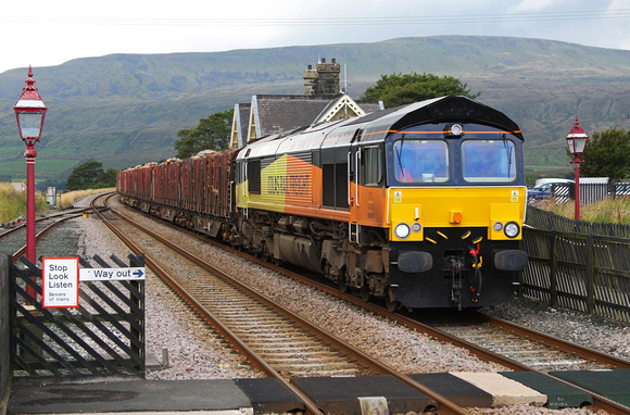 66850 passes Ribblehead with 6J37 on  19.8.11