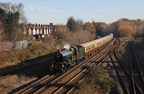 7029 approaches Tyseley on 25.11.23 with 1Z08 12.37 Dorridge to Birmingham Moor Street.