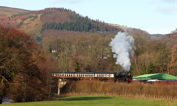 80072 heads over the River Dee and approaches llangollen.