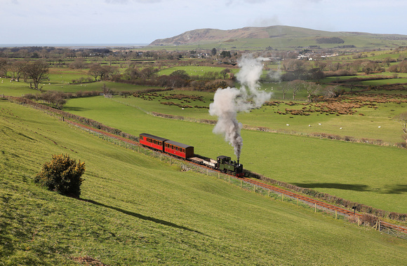 'Tom Rolt' approaches Brynglas on the Talyllyn Railway.