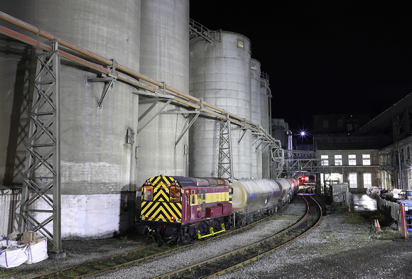 HNRC 08879 passes the silos at Breedon Hope cement works on 18.12.23.