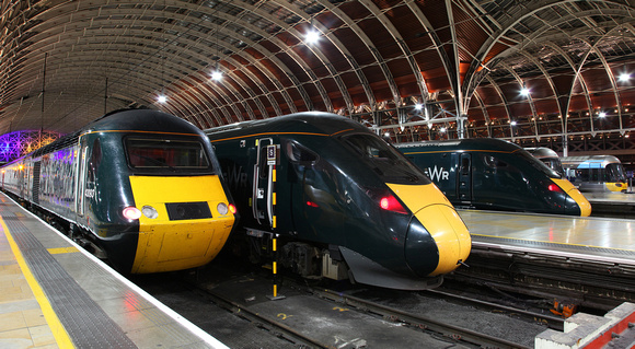 43093 pauses next to the New order in London Paddington on 24.9.18.