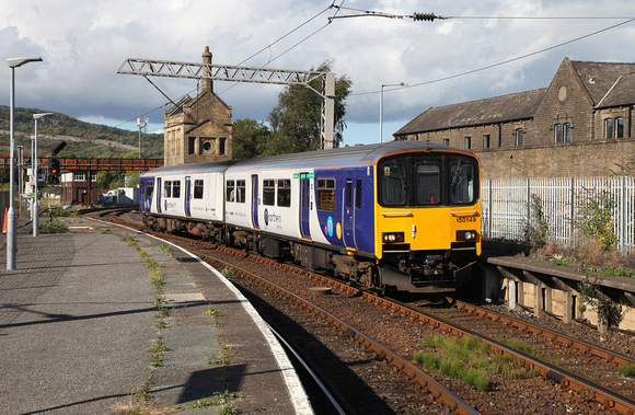 150149 arrives into Carnforth on 12.8.18 with 2H17 14.18 Leeds to Morecambe.