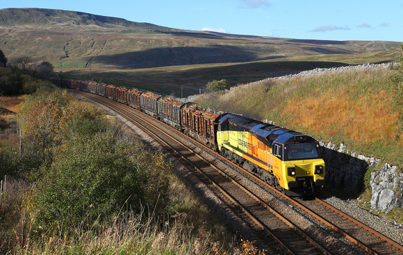 70812 heads past Salt Lake Cottages on 15.10.18 with the Chirk logs.