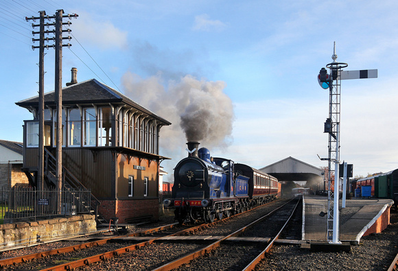 828 departs from Bo'ness on 10.11.18 during a 'In Search of Steam' charter.