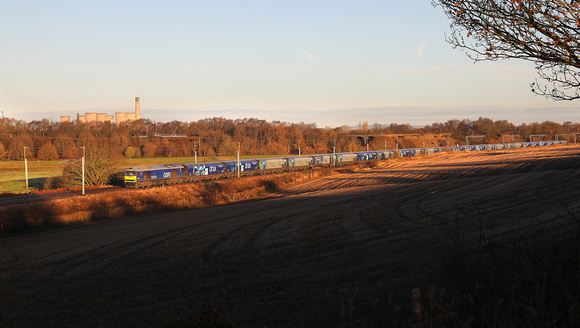 60026 heads past Daresbury on 15.12.21 with 6E09 Liverpool to Drax Biomass service.