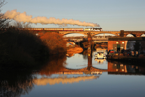 46100 heads over Frodsham Viaduct on 15.12.21 with Saphos Trains 'Christmas White Rose' from Llandudno Jc to York.