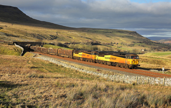 56105 & 56049 head towards Ais Gill summit with 6J37 Carlisle to Chirk logs on 30.1.24.