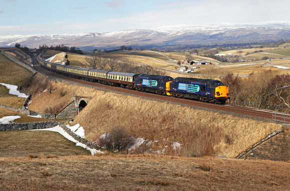 37607 & 37409 pass Birkett on 1.4.13 with day 4 of the Easter Highlander tour returning to Exeter.