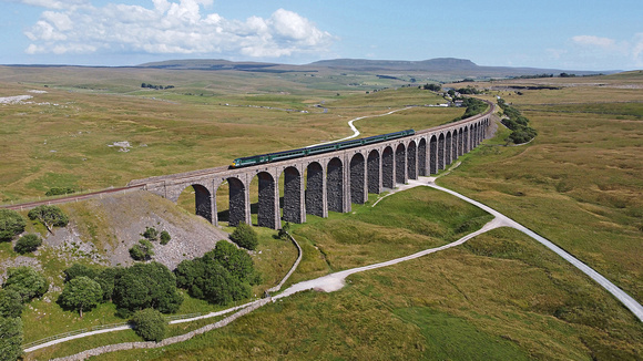 43058 & 43059 head over Ribblehead viaduct on 20.7.21 with the 15.09 Carlisle to Skipton.