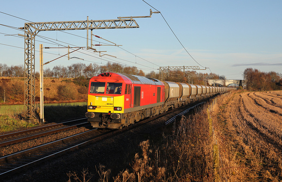 60044 passes Daresbury on 15.12.21 with the 09.30 Arpley to Tunstead empties.