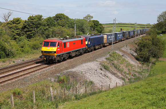 90019 & 90034 pass Yealand with 4M25 Mossend to Daventry on 27.5.20.