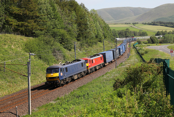 90034 & 90019 pass Beckfoot with 4M25 on 24.6.20