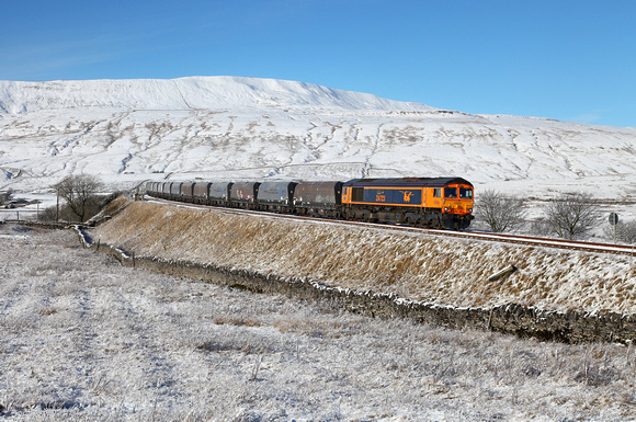 66723 heads 6M38 11.25 Arcow Quarry to Bredbury past Ribblehead on 31.1.19.