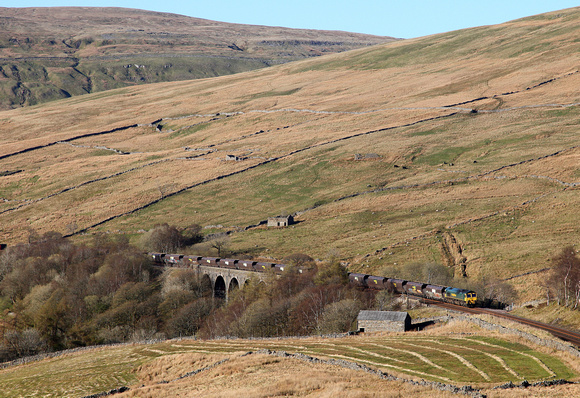 66530 heads past Dent Head on 18.4.14 with a Hunterston to Ratcliffe PS coal train.