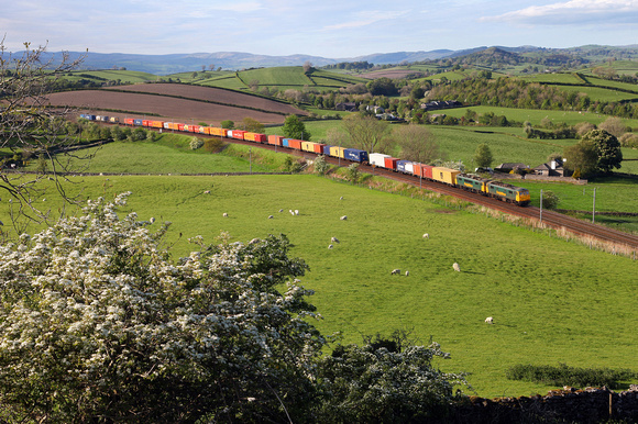 After losing the sun yesterday at this location, Take 2! 86613 & 86628 pass Hincaster Jc with 4M74 on 15.5.14.