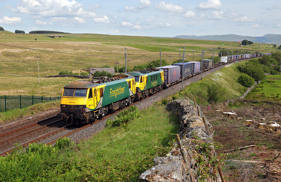 90045 & 90043 head past Shap Wells on 19.6.17 with 4S44  Daventry to Coatbridge.