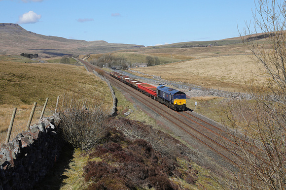 66301 approaches Shotlock Tunnel on 12.4.21 with 6K05 Carlisle to Crewe engineers.