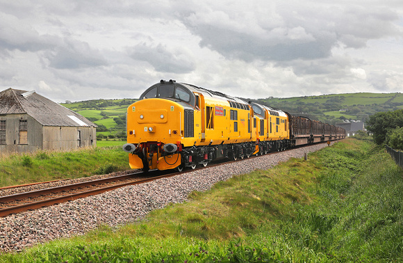 A Colas service with hired in 97302 & 97303 approach Borth on 18.5.22 with 6C55 Aberystwyth to Chirk logs.