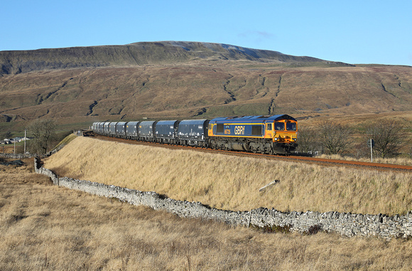 66735 passes Ribblehead on 7.12.22 with 6M37 11.25 Arcow to Pendleton.