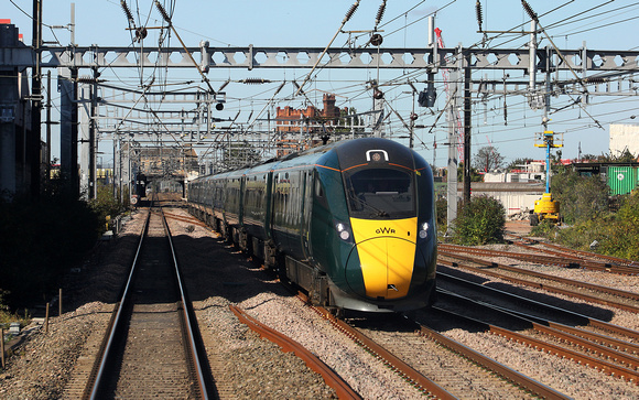 From the Cab of 800317, we pass another 800 at Southall on17.9.19