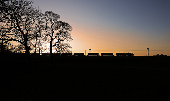 88001 passes Bay Horse on 9.12.19 with 4S44 Daventry to Mossend.