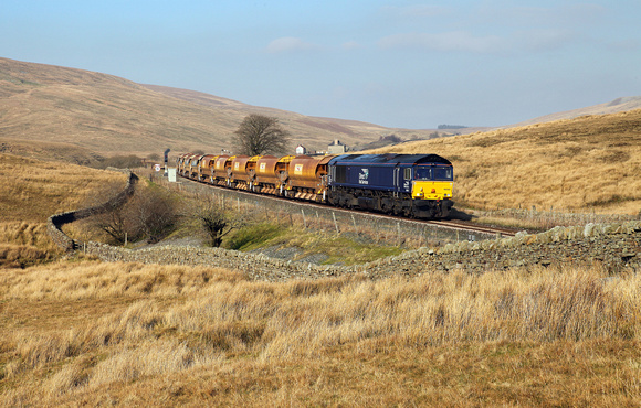 66302 heads away from Blea Moor with 6K05 engineers on 27.2.19.