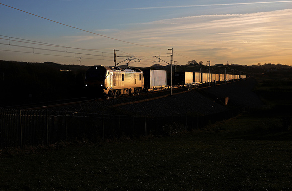 88008 heads away from Carnforth with 4S44 on 18.11.19