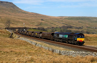 Still in DRS livery, Freightliners 66415 heads 6M11 upto Ais Gill on 28.3.12