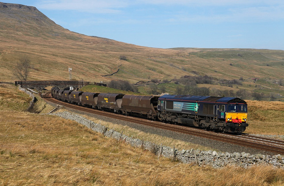 Still in DRS livery, Freightliners 66415 heads 6M11 upto Ais Gill on 28.3.12