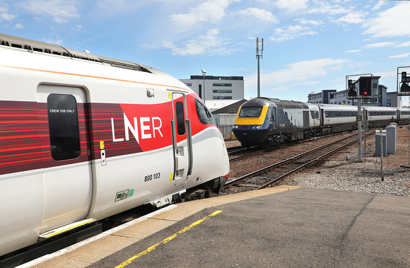 800103 waits at Aberdeen as 43145 arrives with 1A41 11.41 Glasgow Queen Street to Aberdeen.