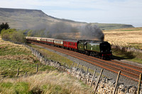 34067 storms past Ais Gill summit with the returning Northern Belle on 14.5.22.