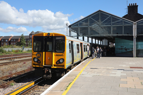 507020 waits at Chester on 4.8.22.