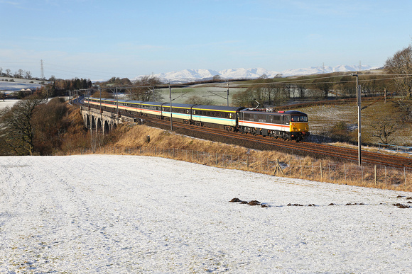 87002 passes Docker on 10.1.25 with LSLs London to Edinburgh charter.